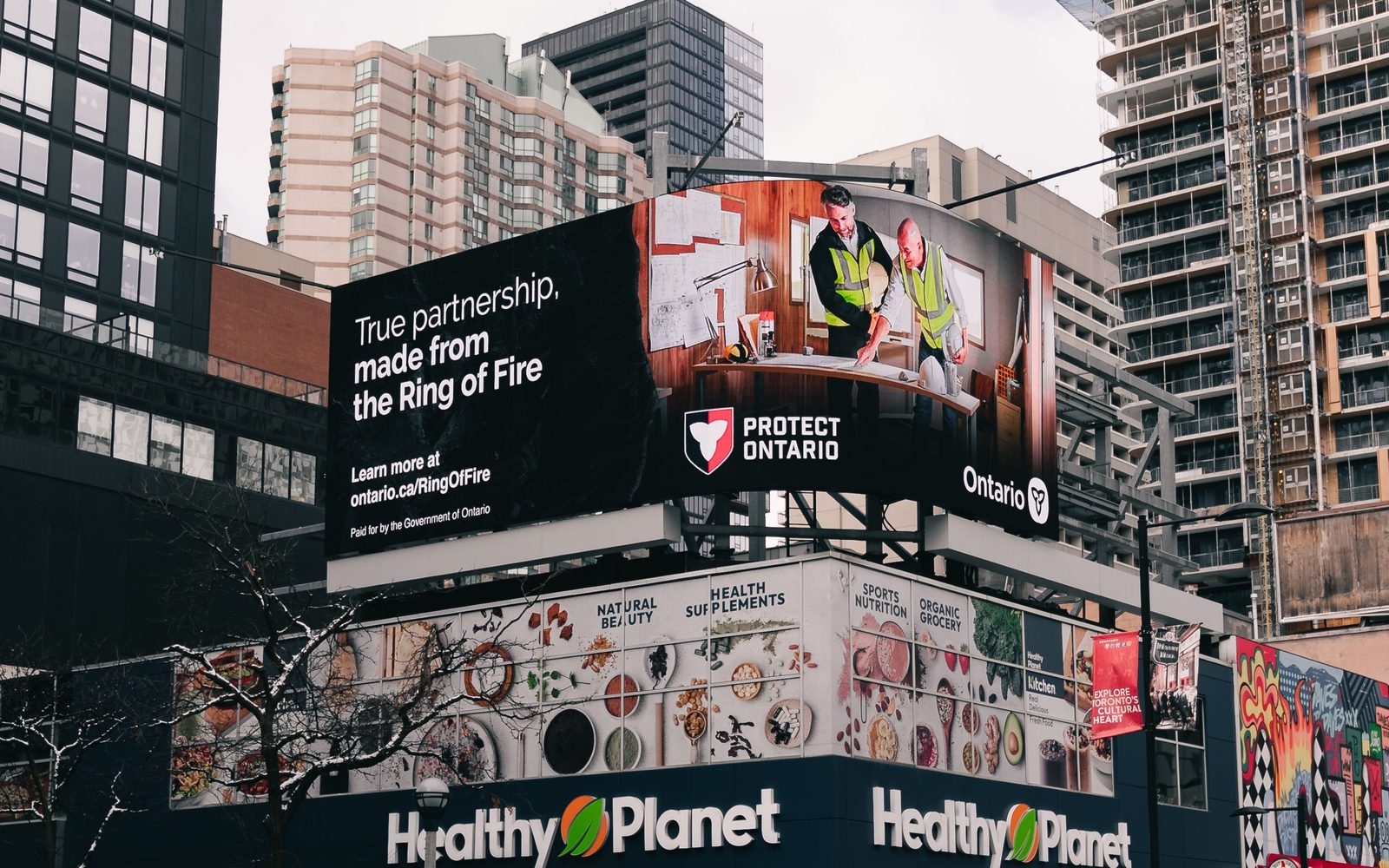 Écran publicitaire LED au centre-ville de Montréal
