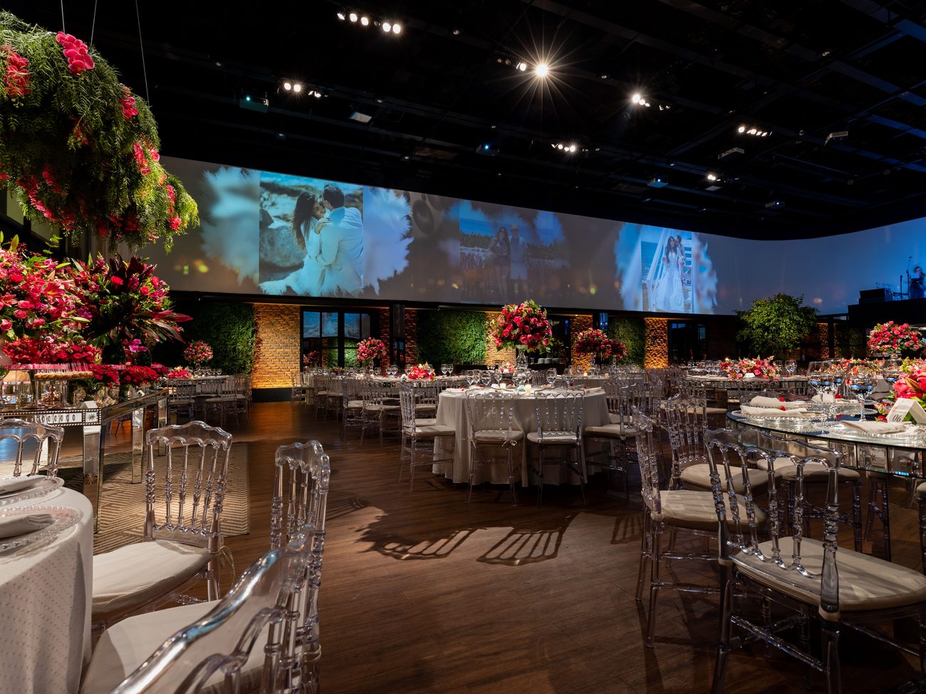 Salle de gala événementielle avec mur d'écrans LED